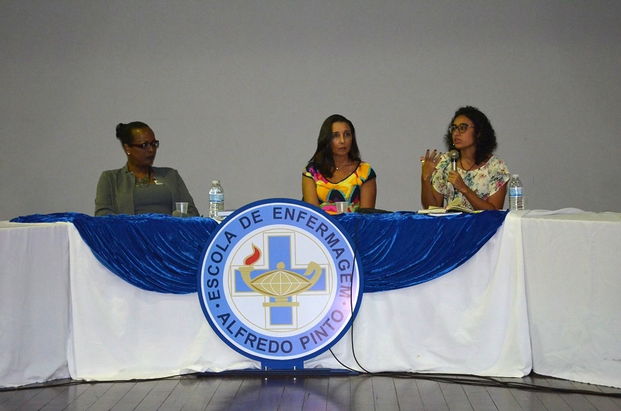Da esquerda para a direita: transativista Kathyla Katheryne Valverde; professora da EEAP Adriana Lemos; e coordenadora do Cladem, Ana Paula Sciammarella (Foto: Comso)