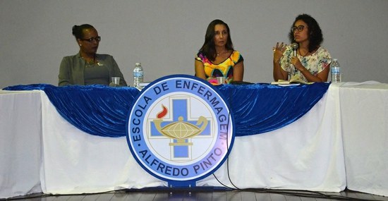 Da esquerda para a direita: transativista Kathyla Katheryne Valverde; professora da EEAP Adriana Lemos; e coordenadora do Cladem, Ana Paula Sciammarella (Foto: Comso)