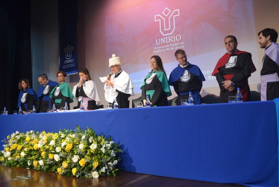 Reitor e vice-reitora (ao centro da mesa, com pelerine branca), acompanhados dos pró-reitores (Crédito: UNIRIO)