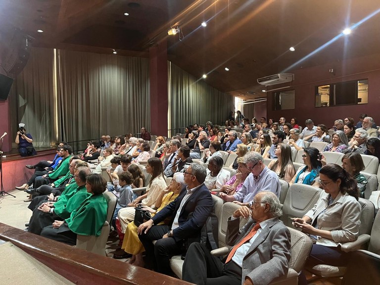 Público reunido no Auditório Vera Janacópulos (Foto: UNIRIO/Comso)