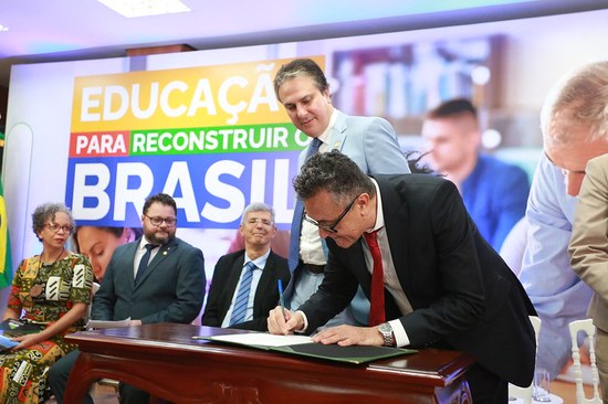 Reitor José da Costa Filho assina o termo de posse (Foto: MEC)