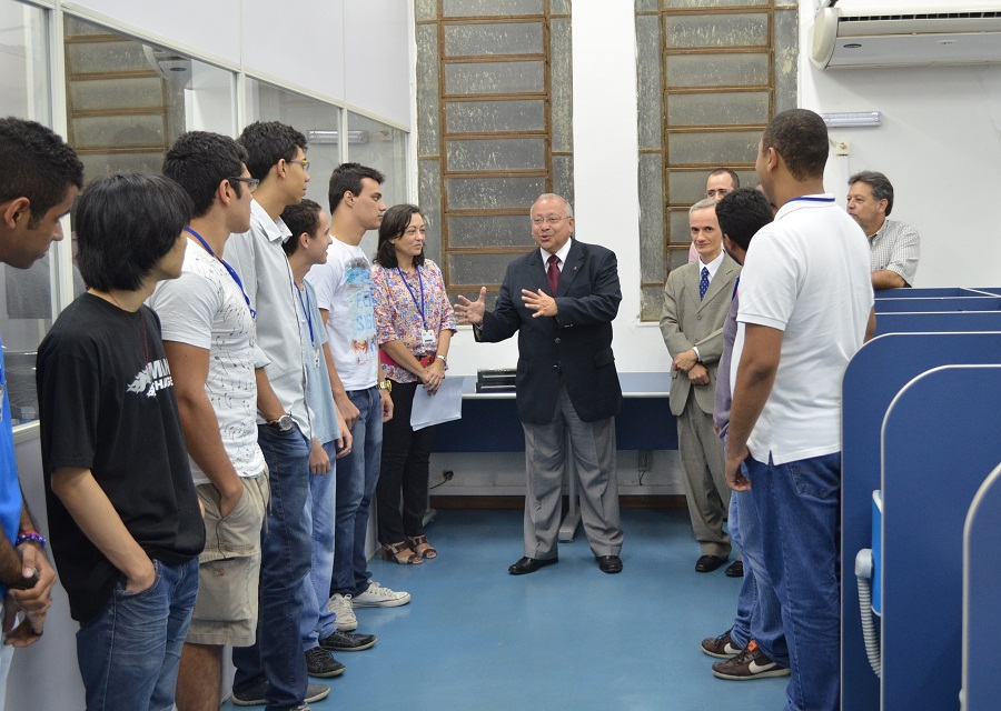 Reitor conversa com estudantes do 1º período de Sistemas de Informação (Foto: Comso)