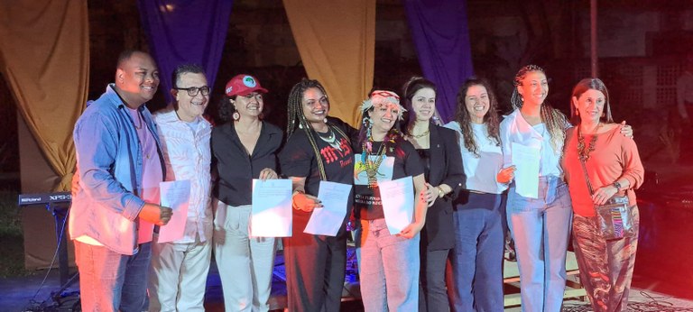 Reitor e vice-reitora com representantes de movimentos sociais