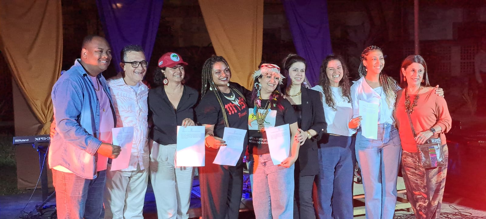 Reitor e vice-reitora com representantes de movimentos sociais
