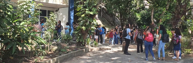 Fila na porta do Restaurante Escola, que reabriu nesta segunda, 25 de abril