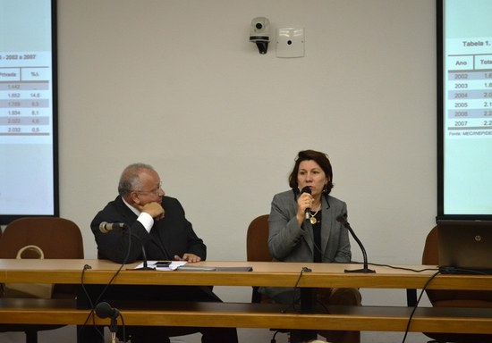 Presidente da Andifes, Ângela Cruz fala ao lado do reitor Luiz Pedro San Gil Jutuca (Foto: Comso)