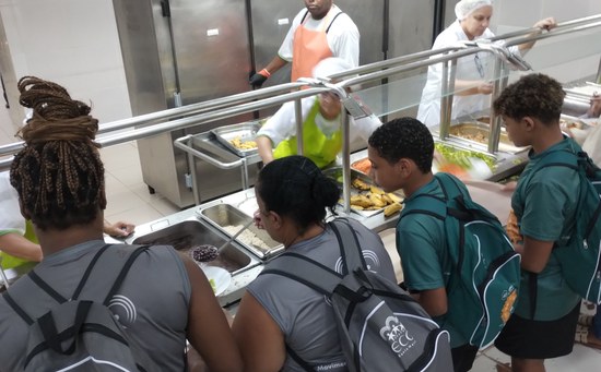 Crianças durante almoço no Restaurante Universitário (Foto: Comso)