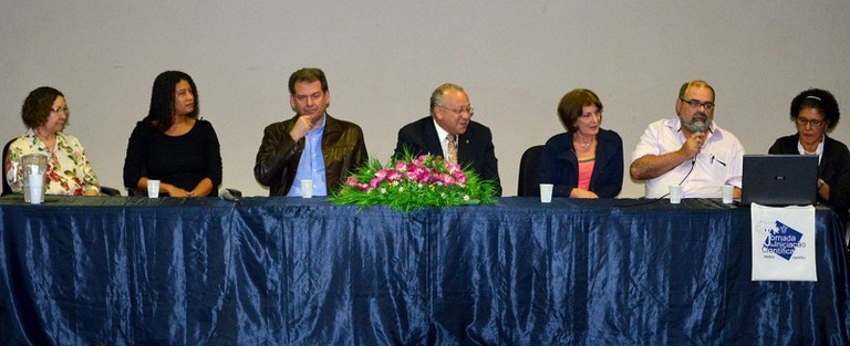 Reitor da UNIRIO (ao centro) e representantes do CNPq (Foto: Comso)