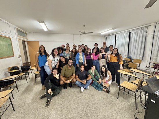 Jeff Alan (sentado, ao centro) é considerado um dos principais nomes da arte contemporânea brasileira (Foto: Divulgação)