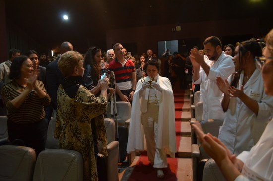 Emoção na chegada da lâmpada (Foto: Comso)