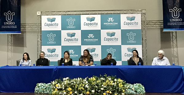 Da esquerda para a direita: Mary Ann Menezes; Édira Castello Branco; Bruna Nascimento; Lorena Zacarias; Pitoco; Veronica Azevedo; e Adilmar Arcenio Mica (Crédito: UNIRIO)