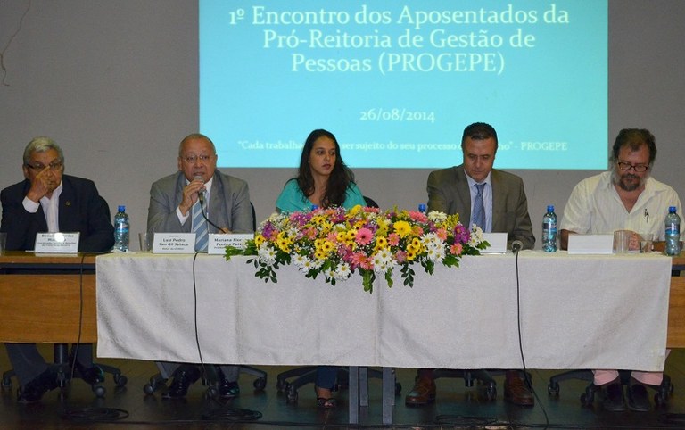Estiveram na mesa de abertura dirigentes da UNIRIO e representantes das associações de classe (Foto: Comso)