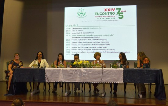 Palestrantes do primeiro painel do evento de comemoração dos 75 anos da Escola de Nutrição (Foto: Comso)