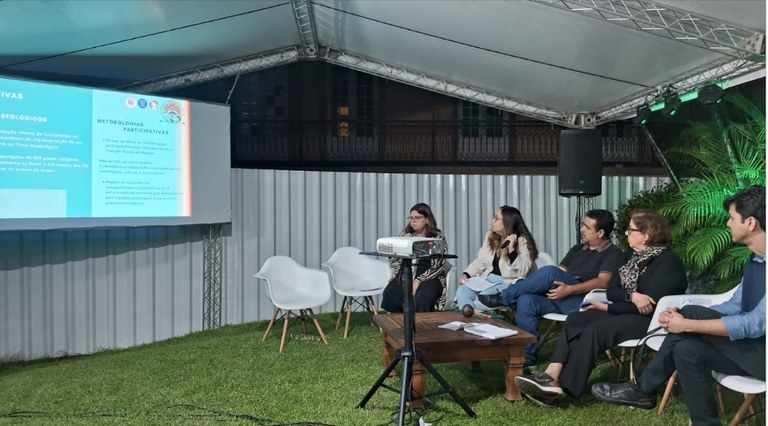 Da esquerda para direita: Paulina Vieira (coordenadora adjunta do NUGEP e coordenadora do PT), Elizabete Mendonça (coordenadora do NUGEP, coordenadora do projeto matriz de pesquisa e inovação COSUMUD e fiscal do PT), Israel Licurgo (vice-diretor do MNPI/FUNAI), Vera Mangas (coordenadora de participação social, na qualidade representante do IBRAM) e Daniel Lira (especialista em indigenismo e gestor do PT pelo MNPI/FUNAI). Imagem: Miguel dos Anjos