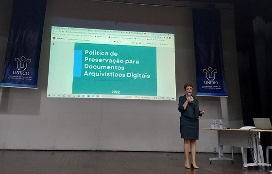 A diretora do Arquivo Central, Anna Carla Mariz, em apresentação para a comunidade da UNIRIO (Foto: Comso)