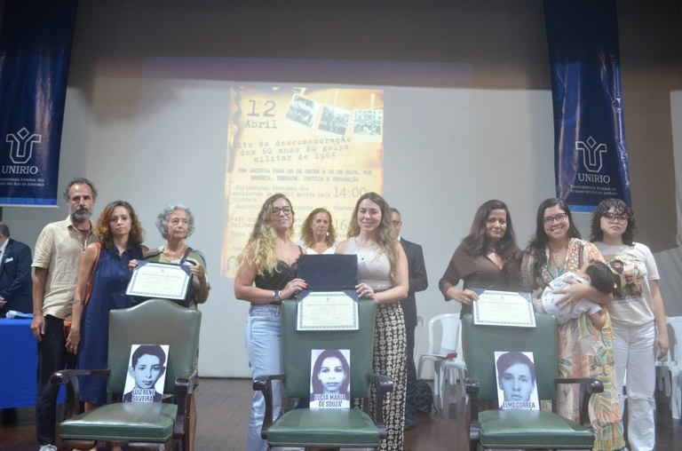 Familiares durante a diplomação póstuma