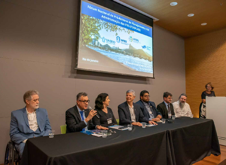 Reitor Da Costa na reunião do Forplad