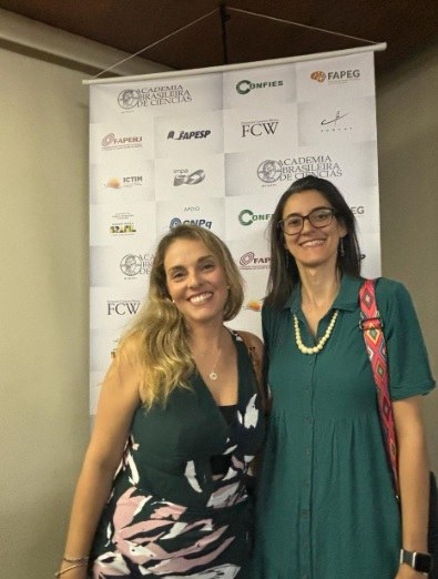 Raquel Neves e Beatriz Patricio, pesquisadoras da UNIRIO, durante evento na FAERJ