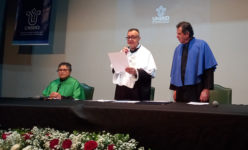 Mesa título honoris causa Violeta de Gainza