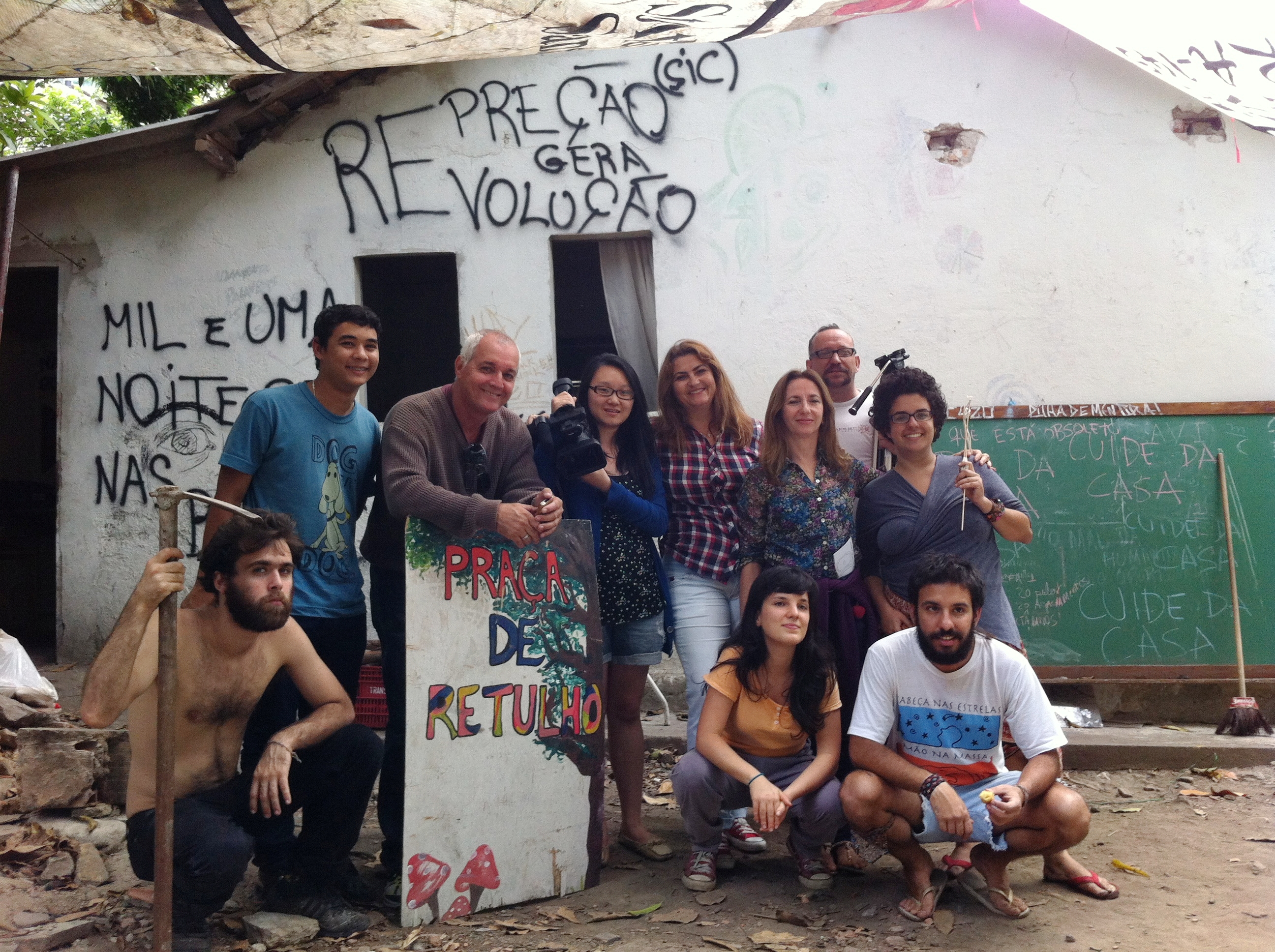 Parte da equipe do NIS e estudantes durante atividade prática