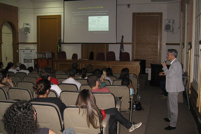 Fábio Tuche palestra sobre a Prática Clínica Baseada em Evidências. (Foto: Comso)