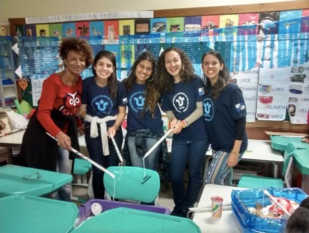 Estudantes da UNIRIO participam da "pescaria de lixo" promovida na escola da Tijuca (Foto: Arquivo pessoal)