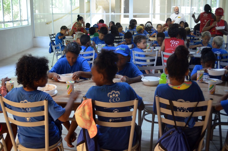 Crianças almoçam no Restaurante-Escola