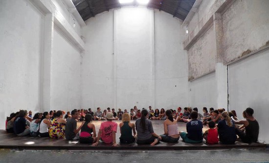 Estudantes da UNIRIO ministram oficinas de teatro em comunidades do Rio (Foto: Divulgação)