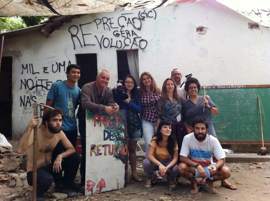 Parte da equipe do NIS e estudantes durante atividade prática Parte da equipe do NIS e estudantes durante atividade prática