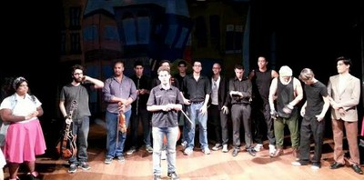 Peça conta com 19 atores, que se revezam em dois elencos (Foto: Divulgação)