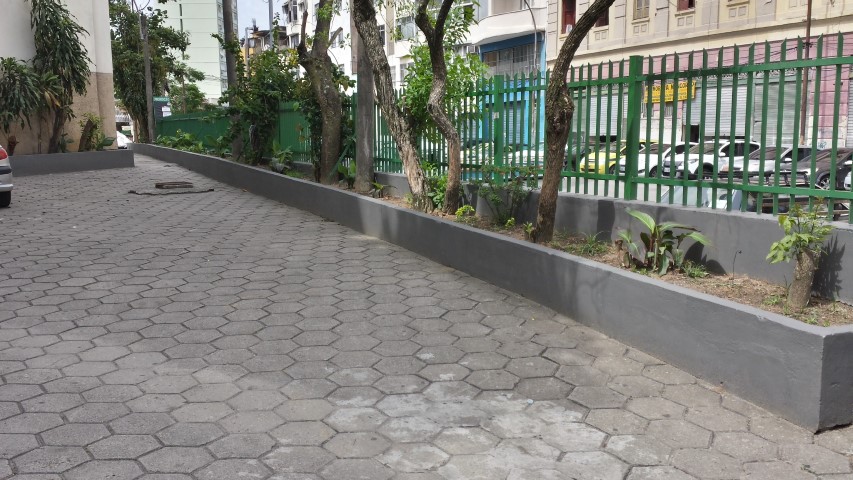 Equipe de Manutenção do IB conclui pintura dos canteiros de plantas em todo o entorno do campus