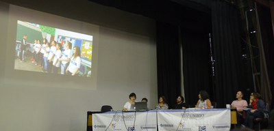 Coordenadora do subprojeto de Música apresenta oficina realizada em escola (Foto: Comso)