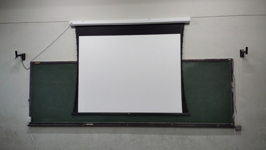 Instalada tela elétrica de projeção na sala A-503