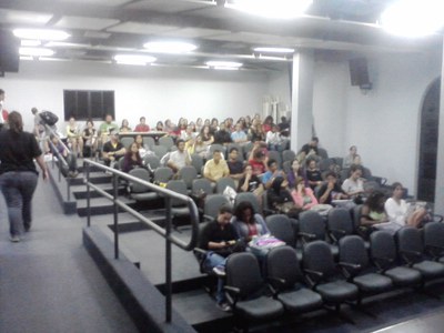 Auditórios - rampas, corrimãos e lugar para cadeira de rodas Auditórios - rampas, corrimãos e lugar para cadeira de rodas