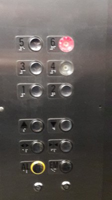 Braille nos botões dos elevadores Braille nos botões dos elevadores