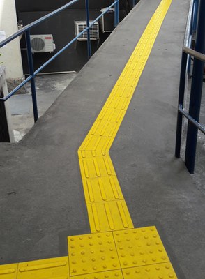 Rampa. corrimãos e piso tátil Rampa. corrimãos e piso tátil