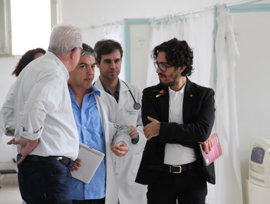 Jean Wyllys visita a 10ª enfermaria do HUGG Jean Wyllys visita a 10ª enfermaria do HUGG