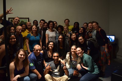 Alunos e professores da UNIRIO e da Universidade de Michigan participaram da abertura da mostra (Foto: Naira Silveira)