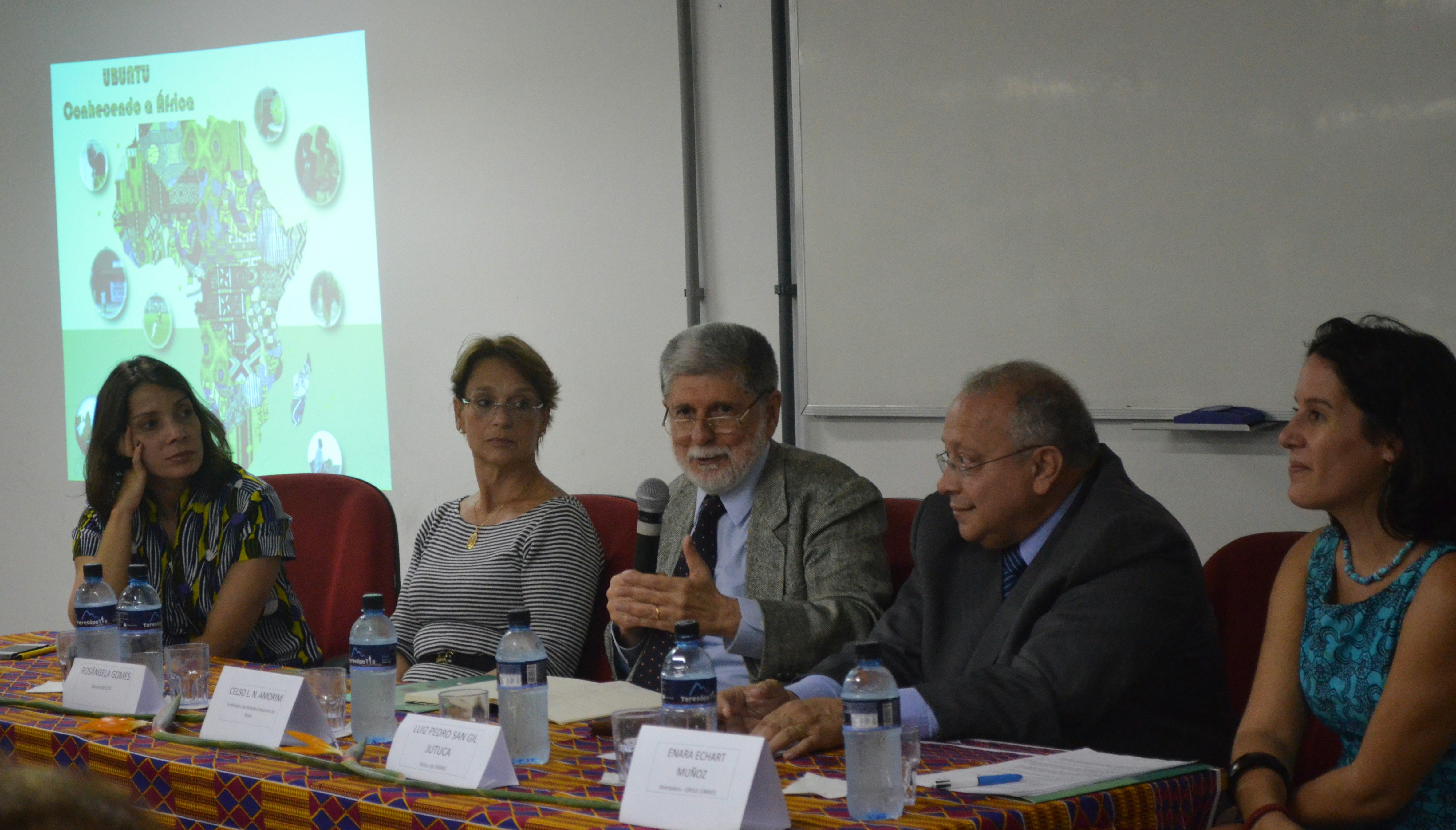 Da esquerda para a direita: coordenadora da Escola de Ciência Política, Cristiane Batista Santos,  decana do CCJP, Rosângela Gomes, ex-ministro Celso Amorim, reitor Luiz Pedro San Gil Jutuca e coordenadora do Grisul, Enara Echart (Foto: Comso)