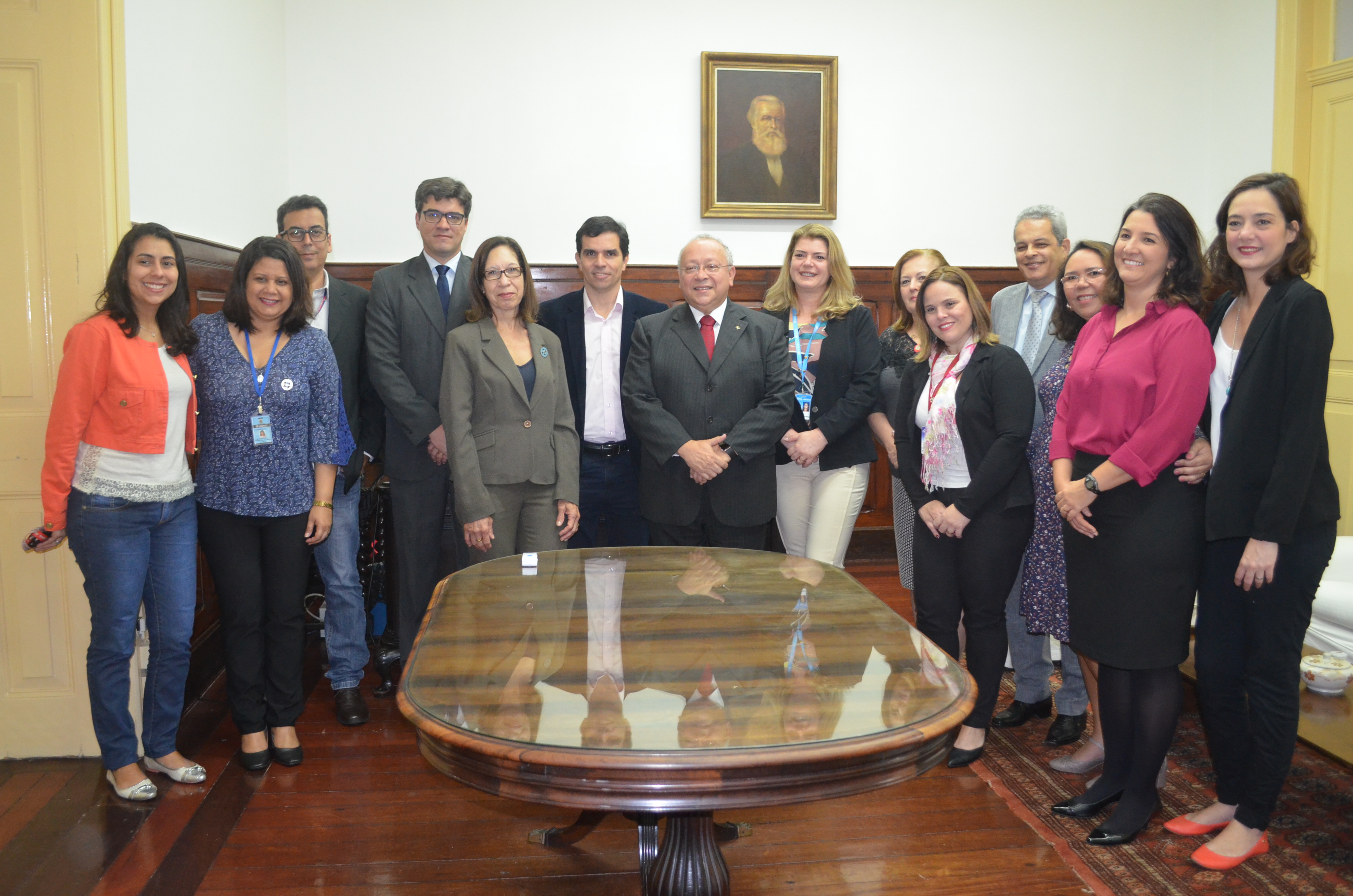 Dirigentes da UNIRIO e do Inca reunidos na cerimônia de assinatura (Foto: Comso)