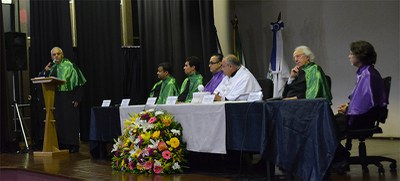 Em saudação, professor L. C. Cameron ressaltou a atuação científica do pesquisador e sua ligação pessoal com a arte (Foto: Comso)