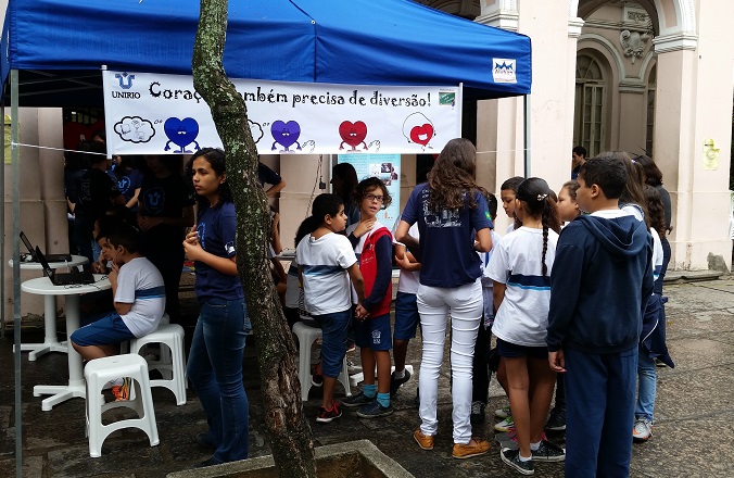 Alunos da rede pública aguardam para participar de atividades lúdicas durante a Mostra (Foto: Comso)
