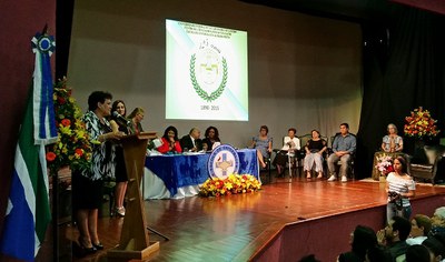 Solenidade contou com a presença do reitor (ao centro da mesa) e da estadual do Rio de Janeiro, Rejane de Almeida (à direita)