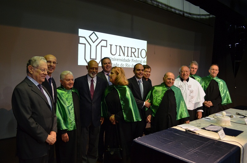 Ao final do evento, Pitanguy recebe o cumprimento das autoridades presentes ao lado de seu neto Antônio Paulo (Foto:Comso)