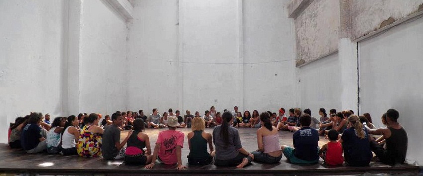 Estudantes da UNIRIO ministram oficinas de teatro em comunidades do Rio (Foto: Divulgação)