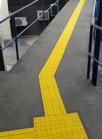Rampa. corrimãos e piso tátil Foto da rampa de acesso às escolas de Enfermagem e Nutrição com piso tátil, rampa e corrimãos