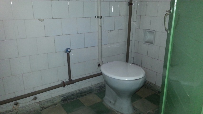 Equipe de Manutenção recupera funcionalidade do banheiro (A-704)