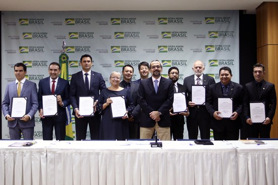O reitor Ricardo Cardoso (à esq.) e os demais reitores empossados em Brasília (Foto: Ministério da Educação)