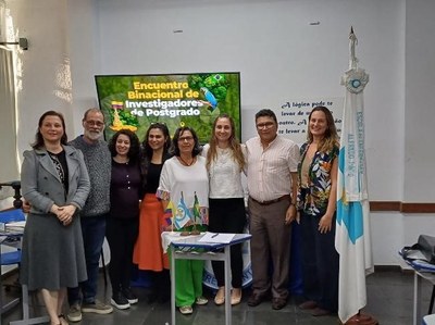 Encontro Binacional 2025(1) Da esquerda para a direita -Dra. Laura Johanson da Silva (PPGENFBIO), Dr Fernando Porto (PPGENFBIO), Dra. Andressa Teoli Nunciaroni Fernandes (vice-diretora da EEAP), Dra. Tais Veronica Cardoso Vernaglia (Diretora da EEAP), Dra.Dolly Arias Torres (Decana de La Facultad de Salud/USCO, Dra Cristiane Rocha (coordenadora em exercício do PPGSTEH), Dr.Nicolás Arturo Nuñez Gómez (Coord. Doctorado en Ciencias de Salud/USCO) e Dra. Natália Chantal (PPGENFBIO) - representantes institucionais.