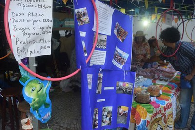 O PET "Leitores da Maré" incluiu explicações sobre o projeto na própria decoração da barraca (Foto: PROEXC)